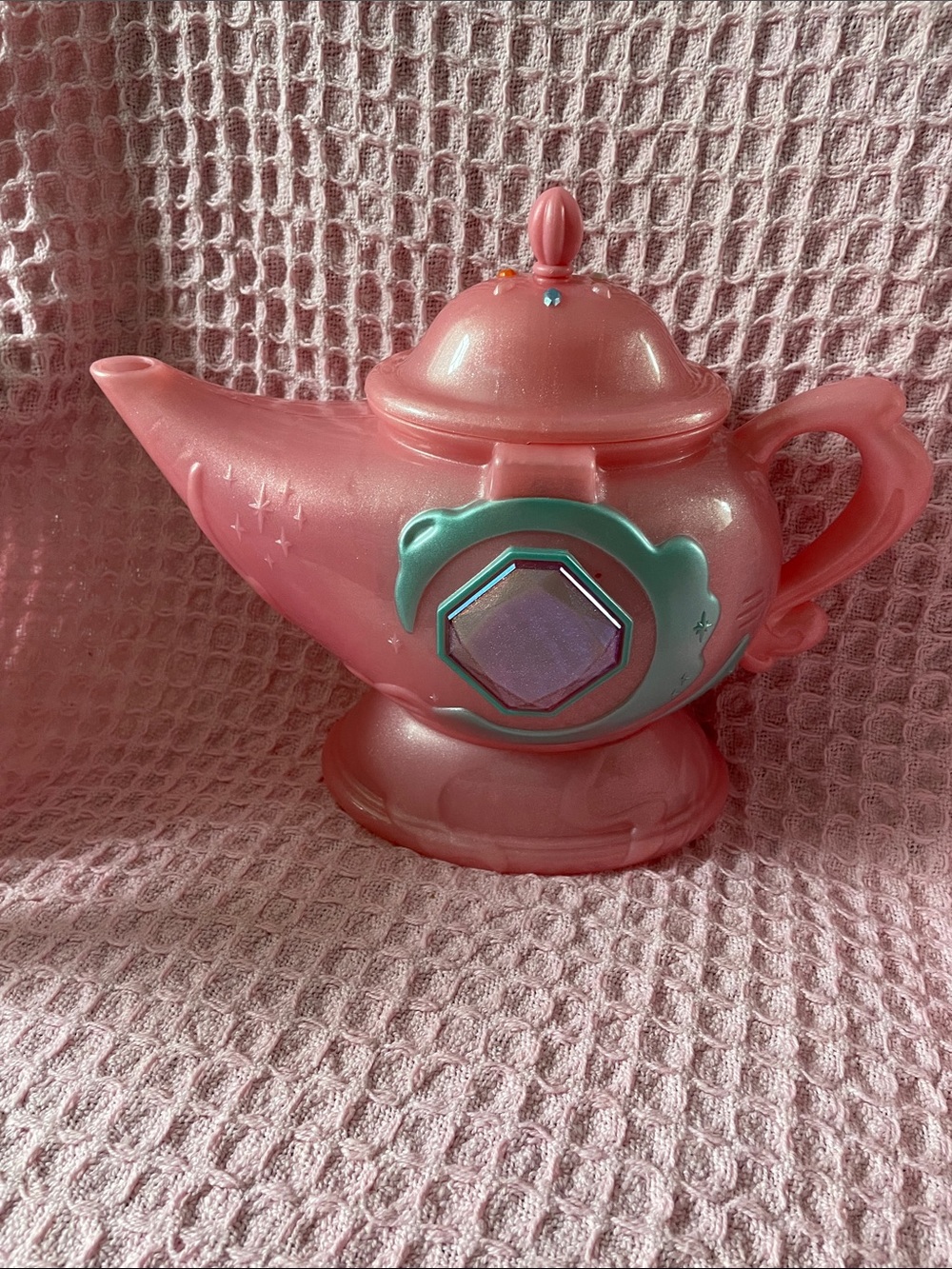Toy pink tea pot plays music and lights up. EUC works.